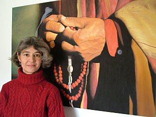 Regine in front of a painting of her own