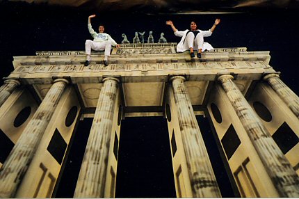 Regine vor Kulisse vom Brandenburger Tor