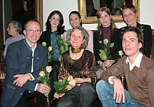 Gruppenfoto mit Grazien und Ehemaligen