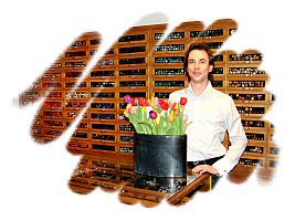 Thomas Lempertz vor seiner Knopfwand