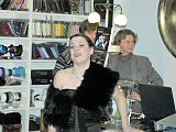 Alexa Dieterle, im Hintergrund die Autorin